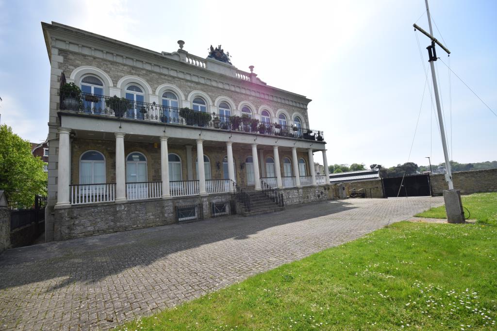 Lot: 40 - FREEHOLD FOUR STOREY WATERFRONT BUILDING WITH POTENTIAL - Library picture from the Garden